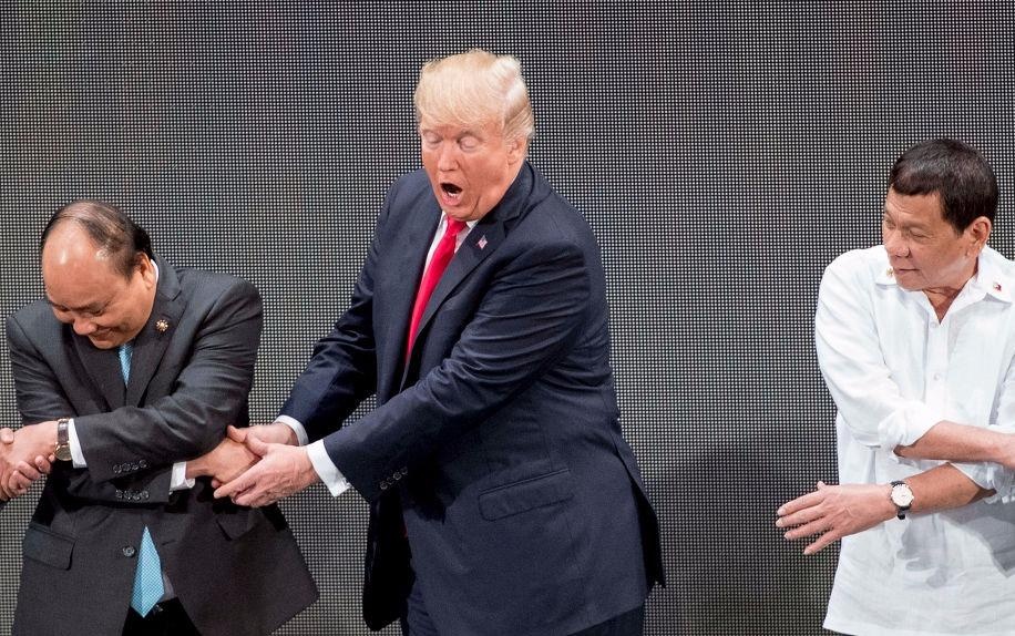 Tong thong Trump boi roi truoc man bat tay kieu ASEAN hinh anh