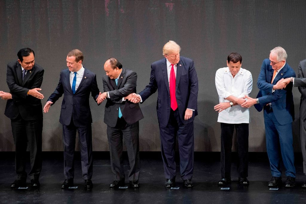 Trump bắt tay ảnh 2 Trump bat tay anh 2
