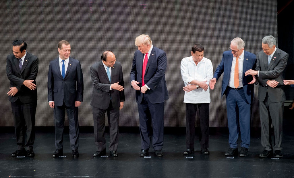 Trump bắt tay ảnh 1 Trump bat tay anh 1