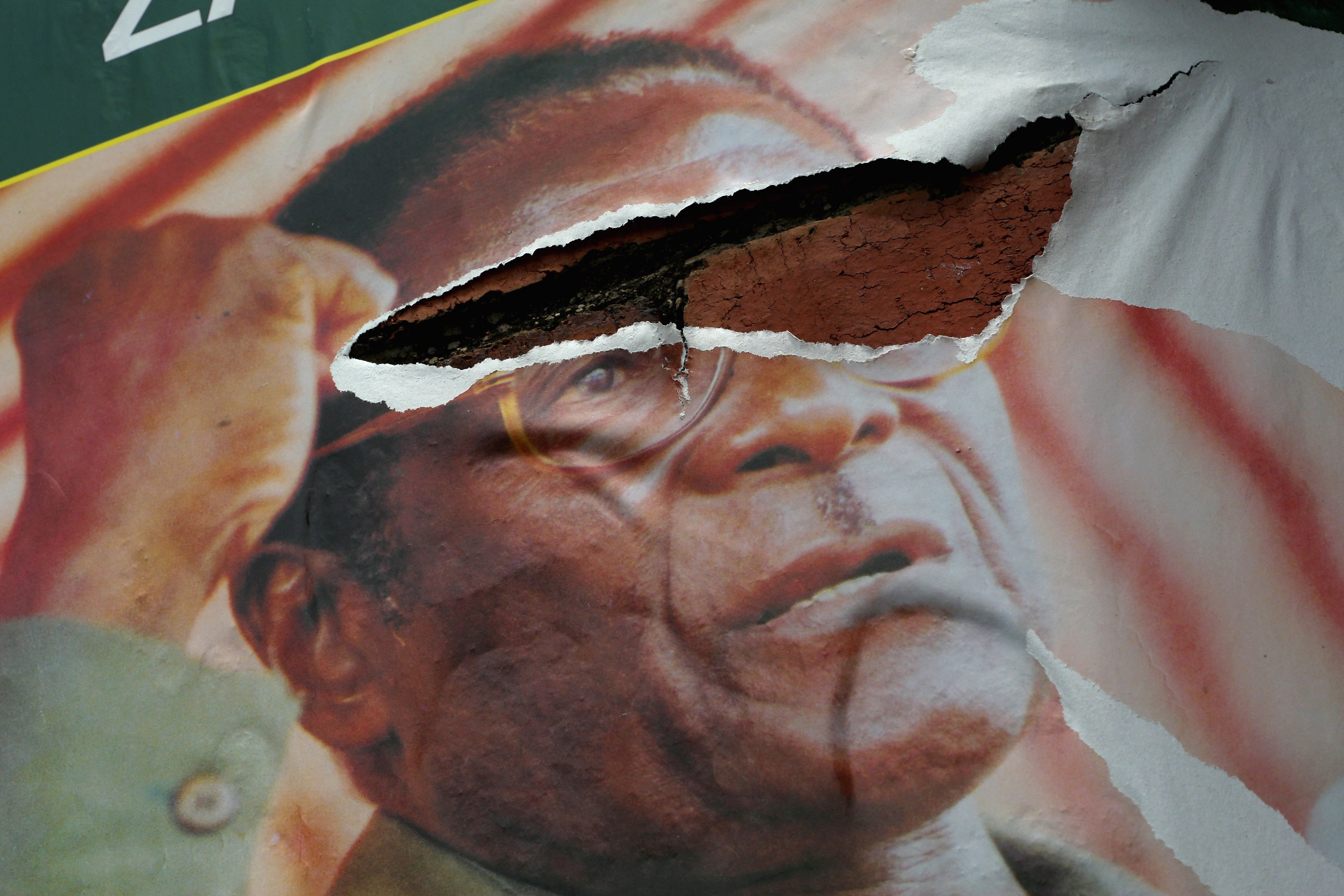 Tong thong 93 tuoi cua Zimbabwe tu chuc sau 37 nam nam quyen hinh anh