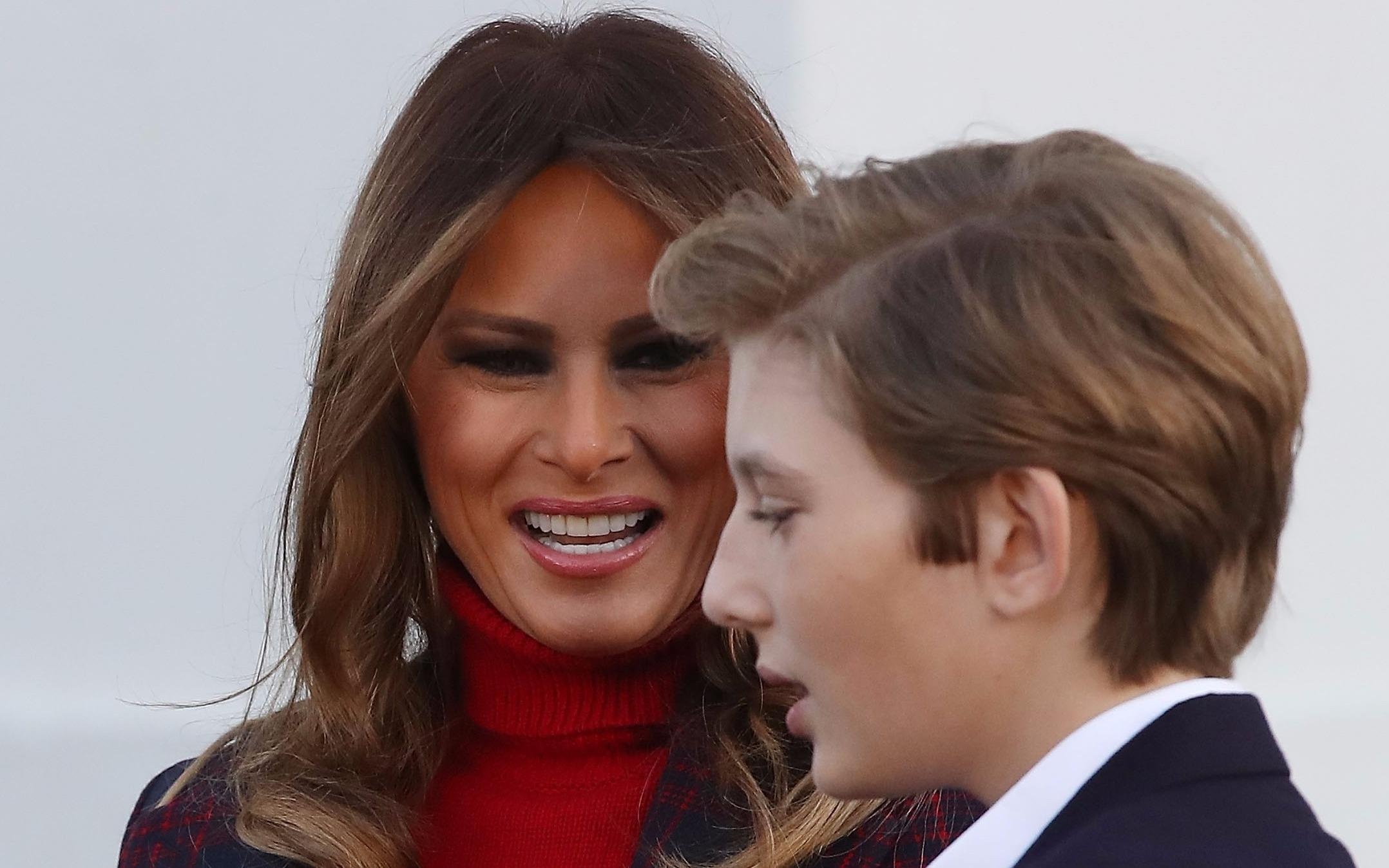 Vo con Tong thong Trump don cay thong Noel hinh anh