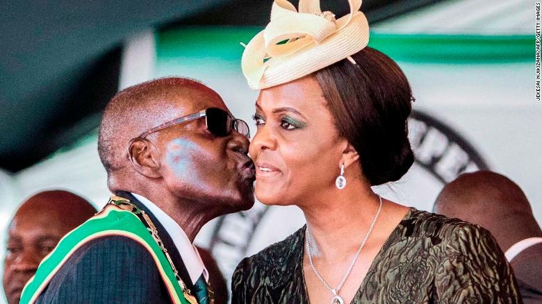 Cuu tong thong Mugabe va vo duoc mien truy to hinh anh