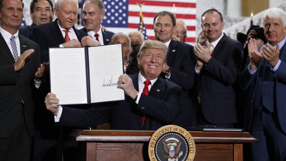 Trump cat nho khu danh thang do Obama, Clinton chi dinh hinh anh