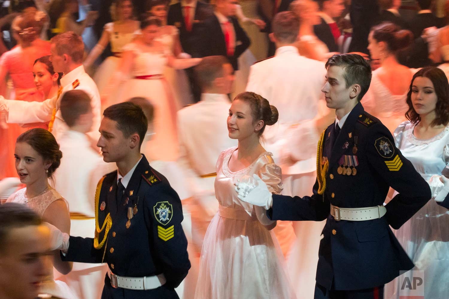 Vu hoi thieu sinh quan o Nga voi ky luc 660 cap nhay hinh anh