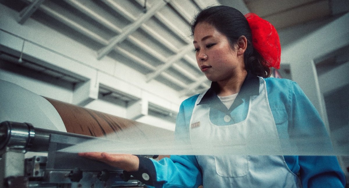 Ben trong nha may det lon nhat Trieu Tien hinh anh