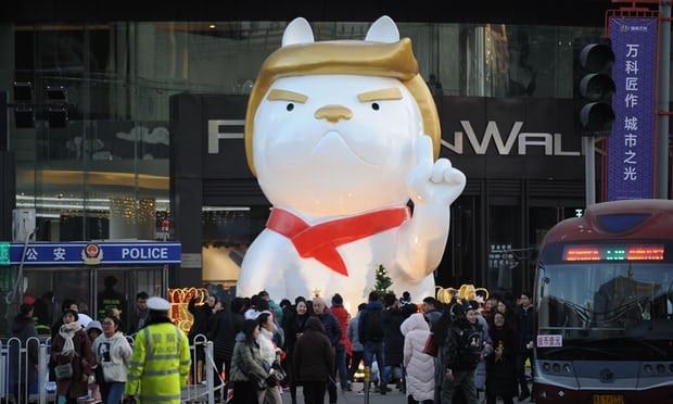 Trung tam mua sam TQ mung nam con cho voi buc tuong giong Trump hinh anh