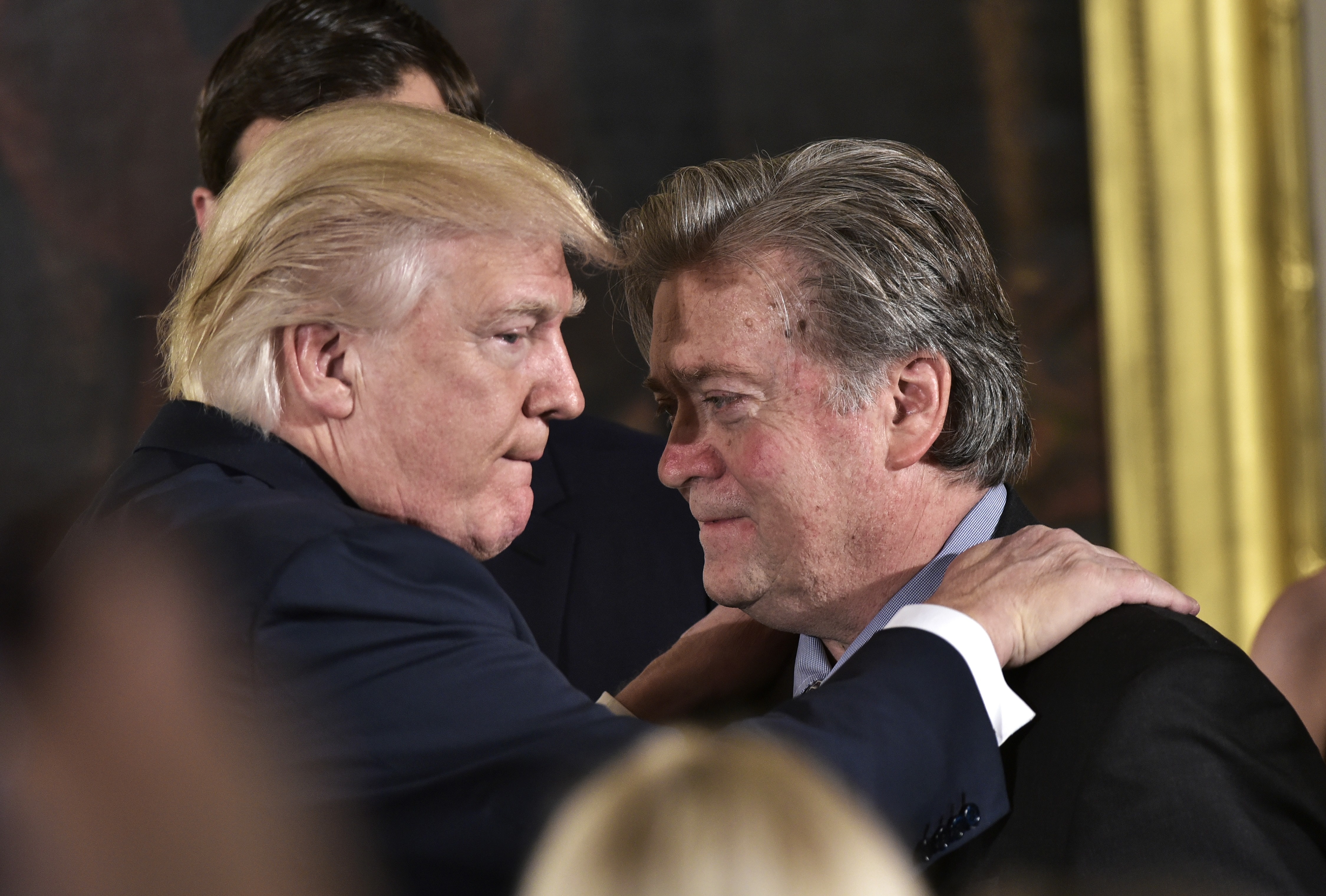 Trump noi Bannon mat tri anh 1