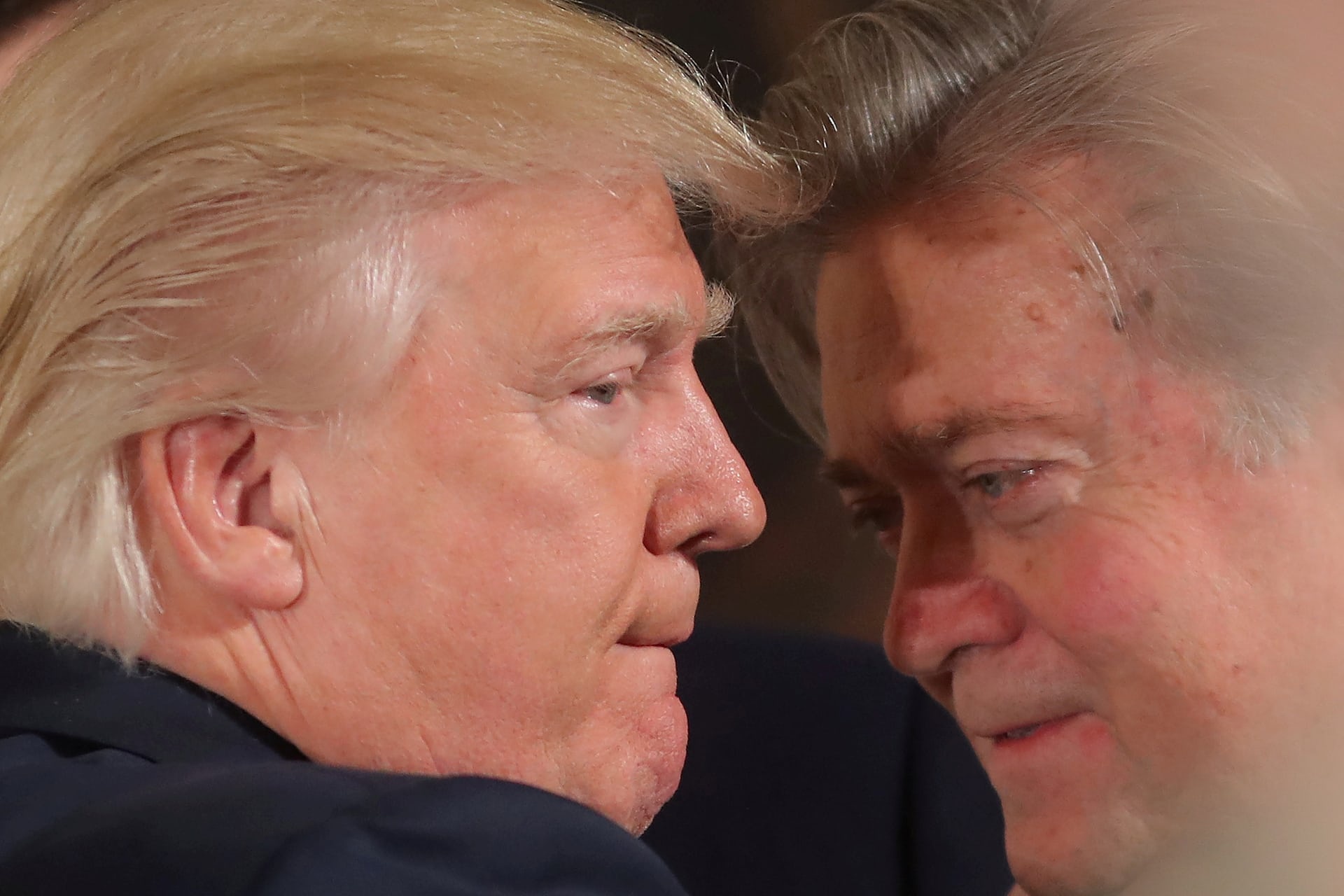 Bannon to phan quoc, Trump chi trich cuu chien luoc gia 'mat tri' hinh anh