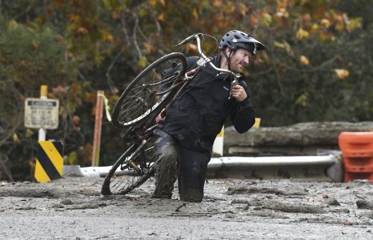 Lo bun tu tham hoa chay rung o California, 13 nguoi thiet mang hinh anh