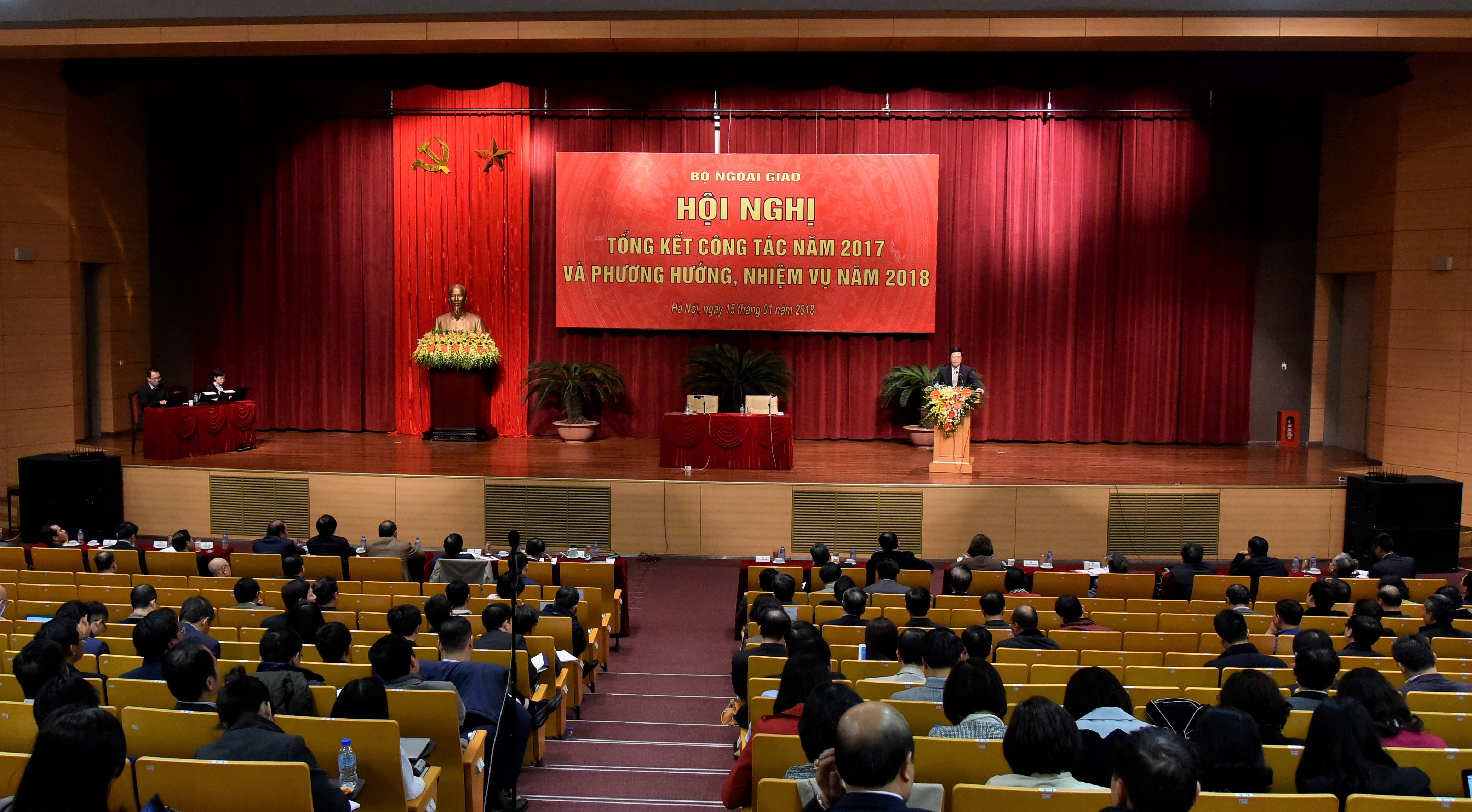 bo Ngoai giao hop anh 1