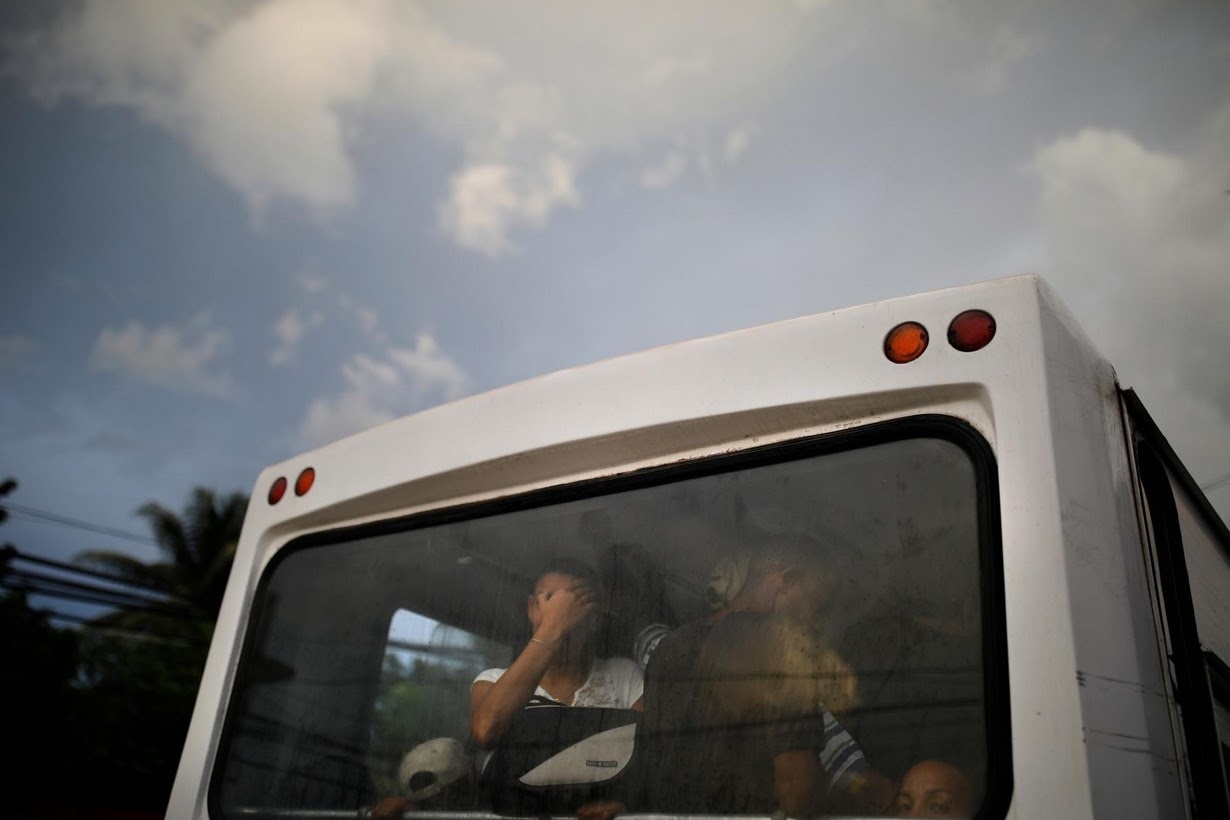 Hai nua cuoc song ben bo vinh Guantanamo hinh anh