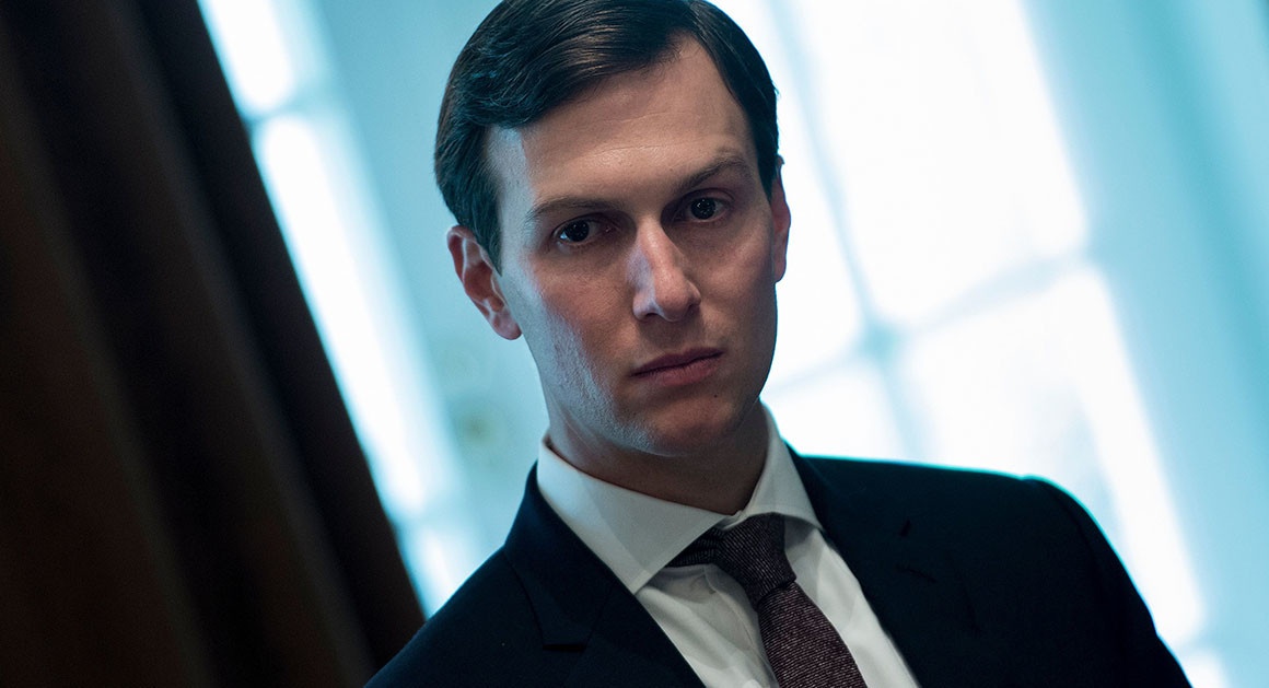 Con re Trump bi tuoc quyen tiep can 'toi mat' hinh anh