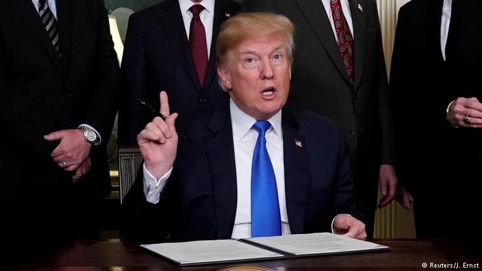 Trump leo thang, doi danh thue them 100 ty USD len hang Trung Quoc hinh anh