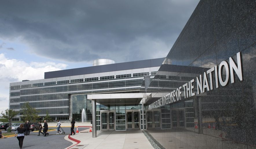 nhan vien tinh bao My bi bat anh 1