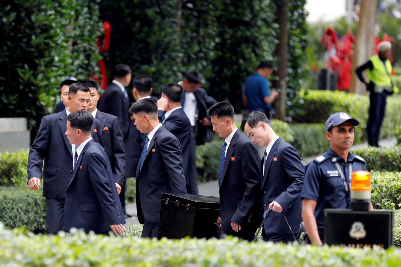 Doan Trieu Tien tranh thu kham pha 'thien duong mua sam' Singapore hinh anh