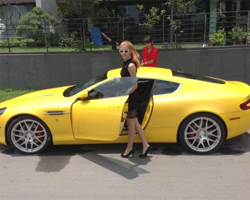 Can canh Aston Martin DB9 cua hotgirl Andrea Aybar hinh anh