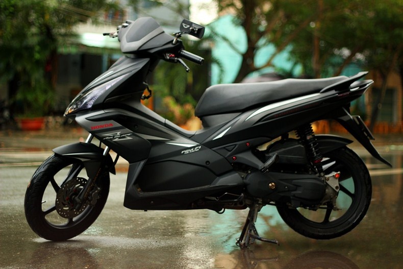 Honda Air Blade Thai manh me voi mau son nham hinh anh