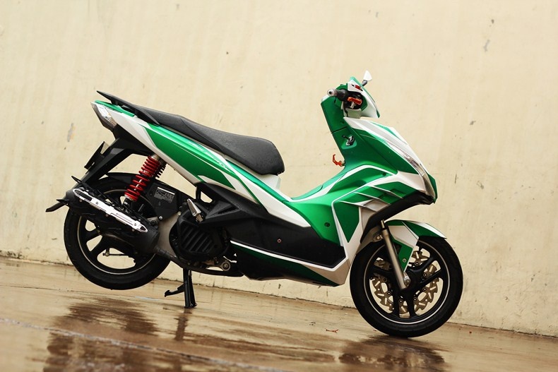 Air Blade 125 phoi mau xanh Heineken tre trung hinh anh