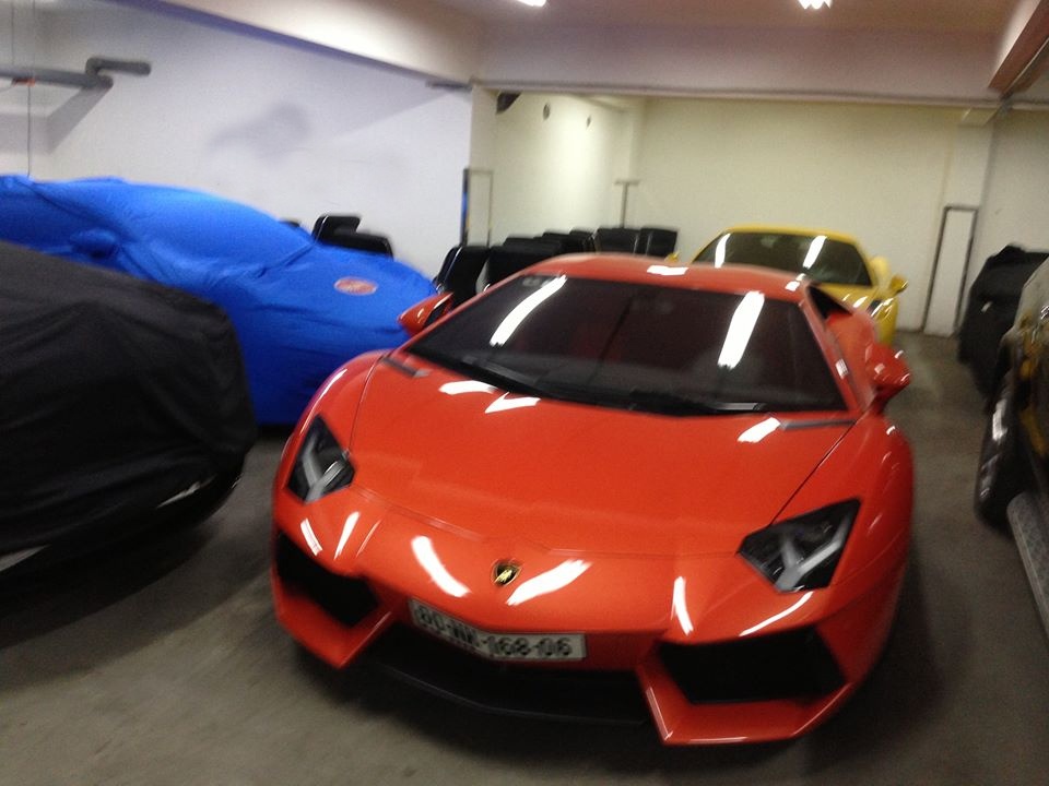 Lo anh garage toan sieu xe khung cua Minh 'nhua' hinh anh