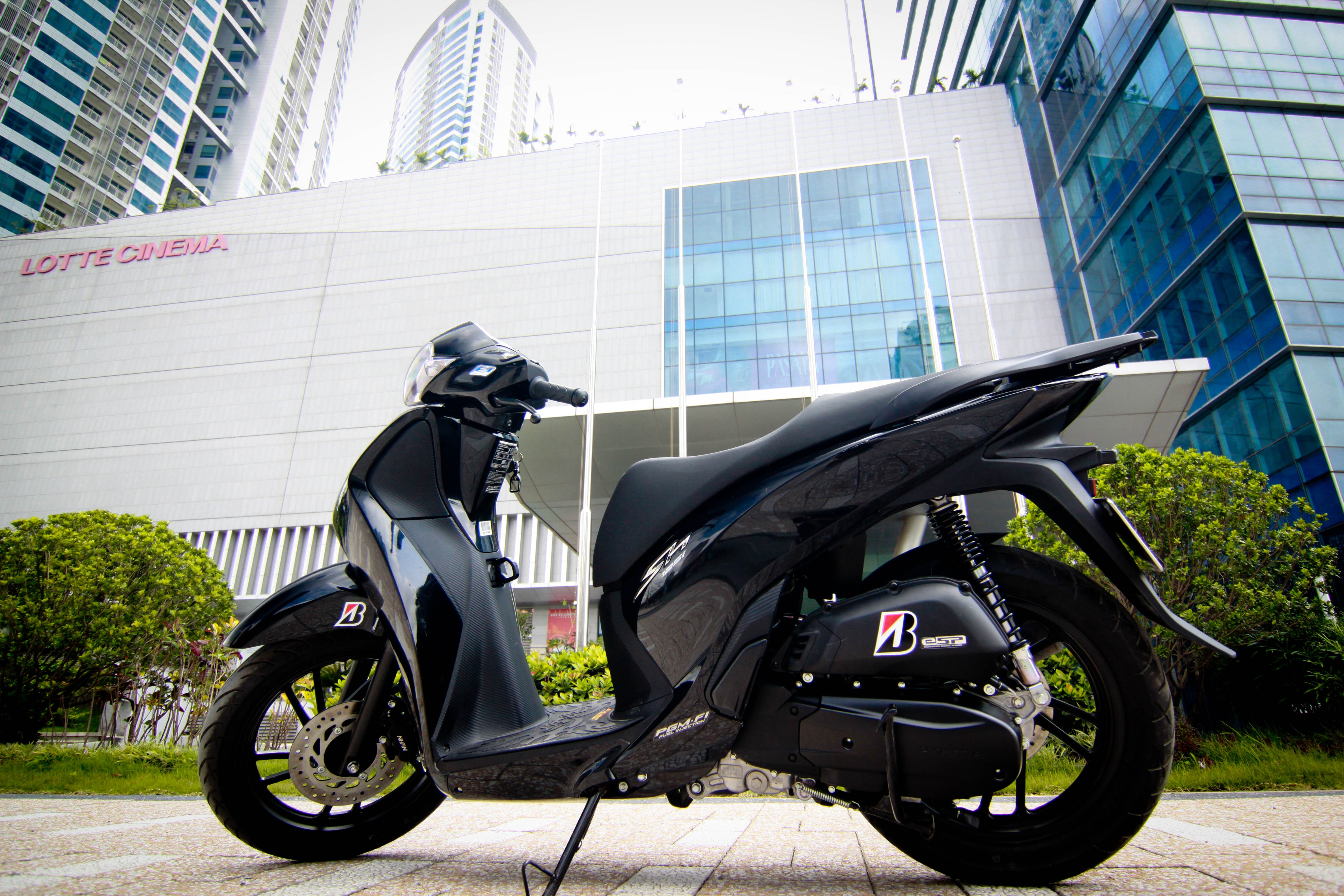 Honda SH 2012 do ca tinh tai Ha Noi hinh anh