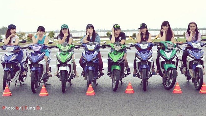 Thieu nu mien Tay tao dang ben Yamaha Exciter hinh anh
