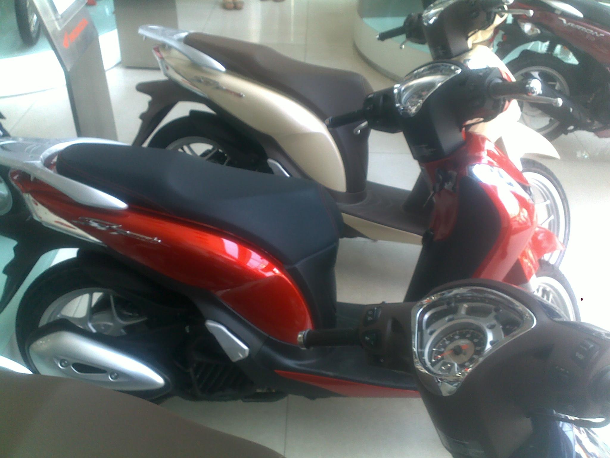 Khan hang, Honda SH mode doi gia hon 3 trieu dong hinh anh