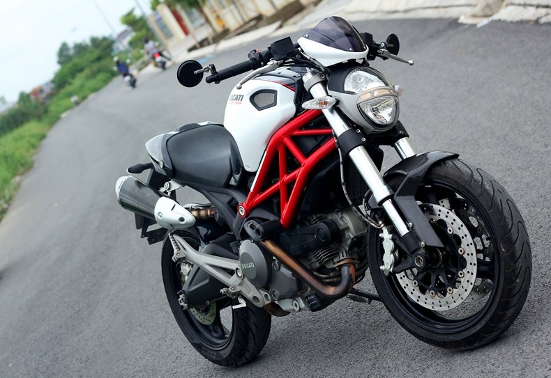 Ve dep Ducati Monster do hoa van carbon o Sai Gon hinh anh