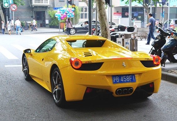 Loat Ferrari 458 Italia gan bien so trung ten xe hinh anh