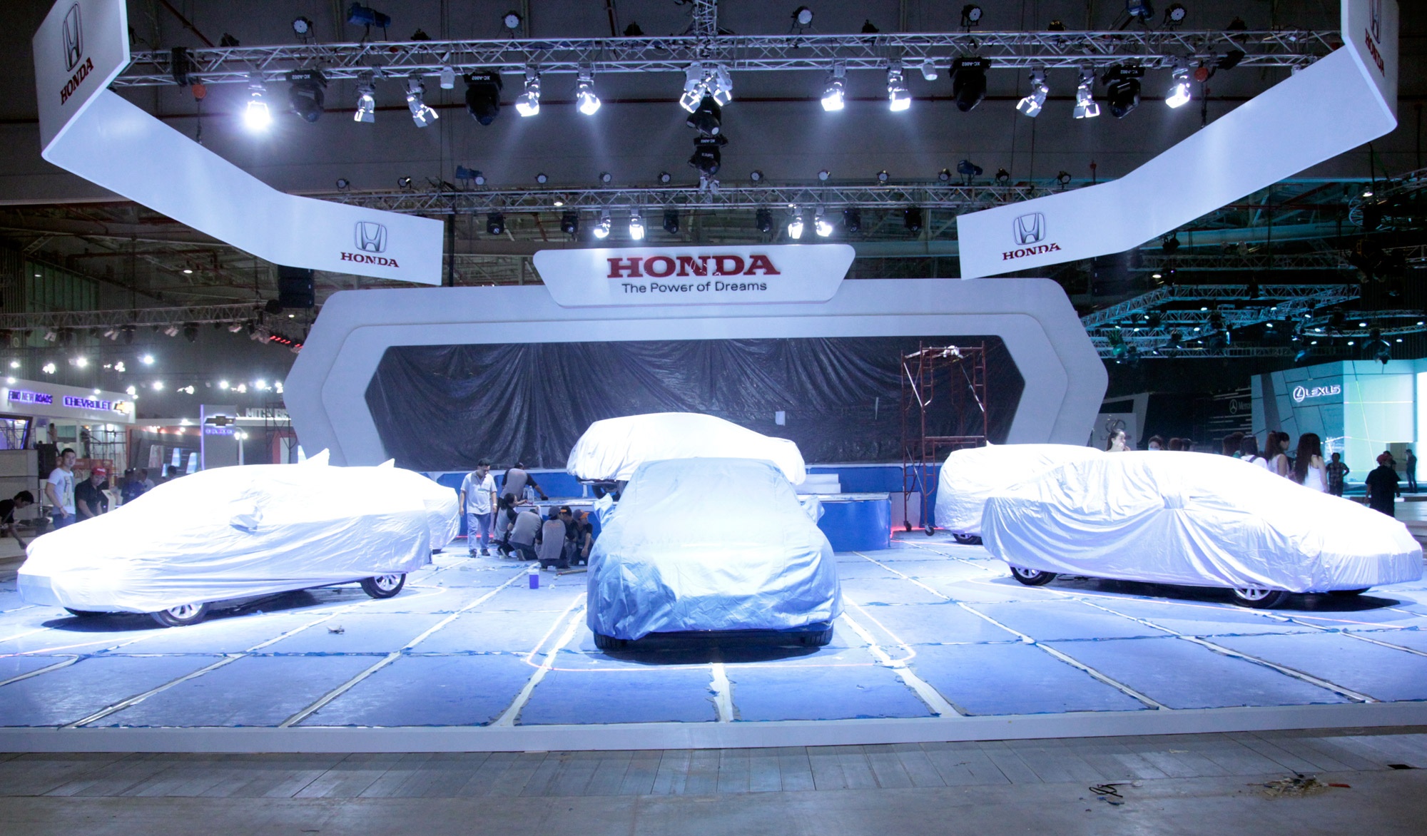 Dan xe tap ket chuan bi khai mac Vietnam Motor Show 2013 hinh anh