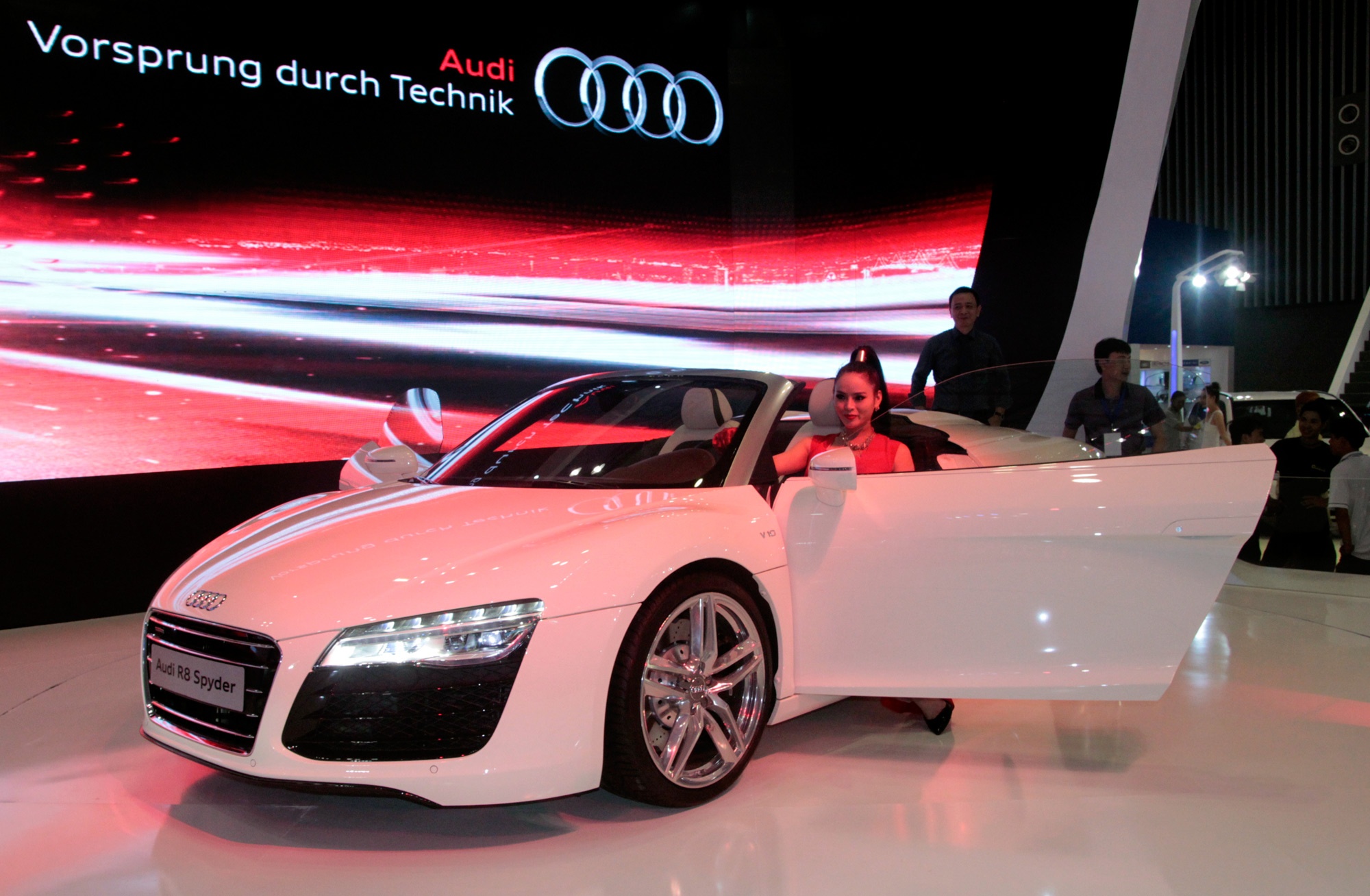 Loat xe 'hot' vua ra mat tai Vietnam Motor Show 2013 hinh anh