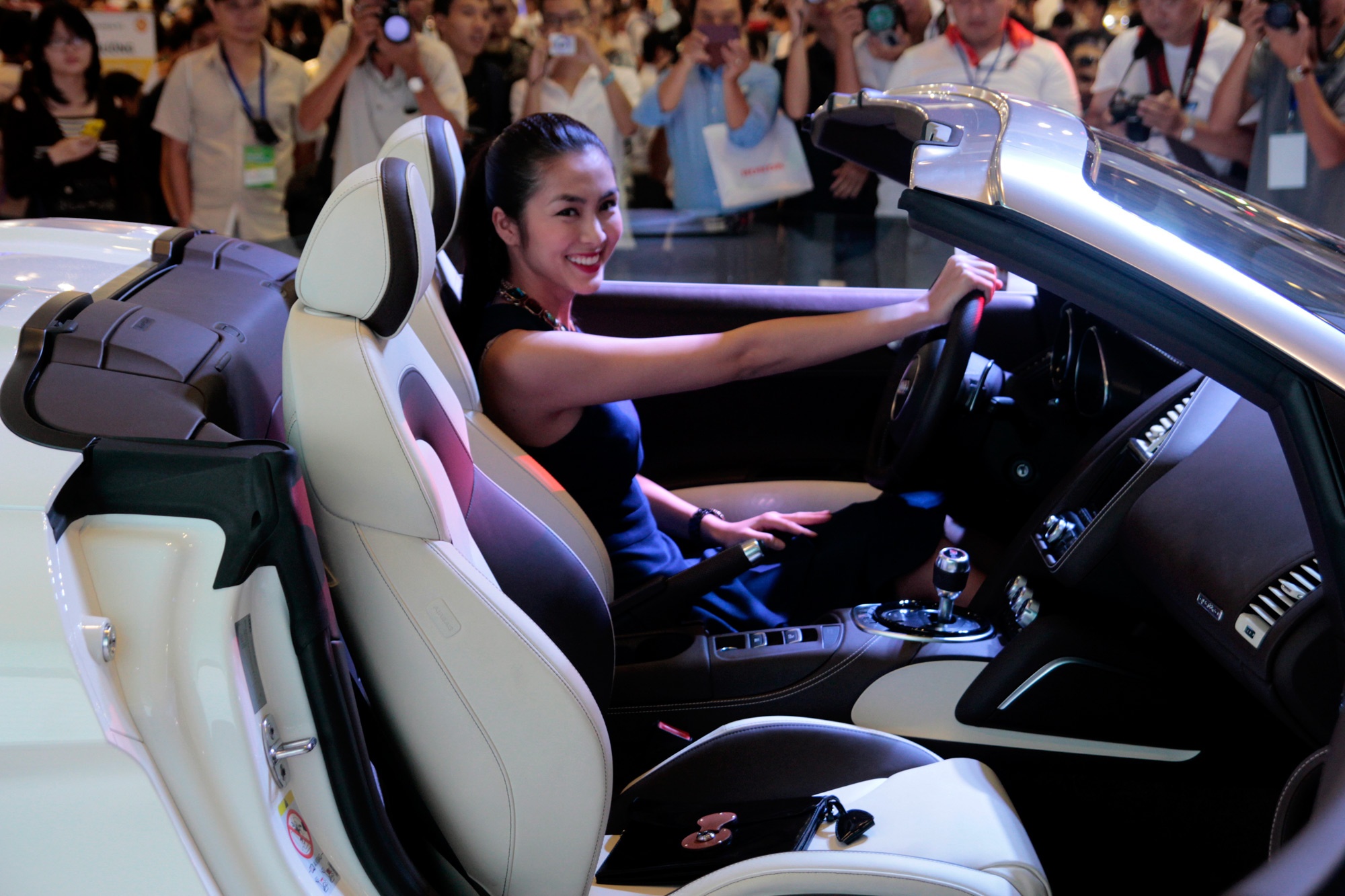Tang Thanh Ha cam lai sieu xe Audi R8 V10 mui tran hinh anh