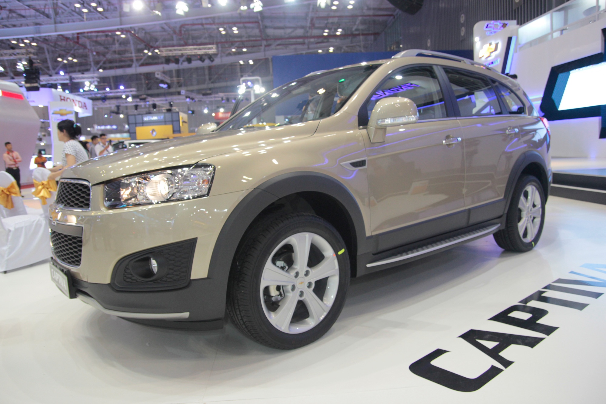 Anh chi tiet Chevrolet Captiva 2013 o VMS 2013 hinh anh