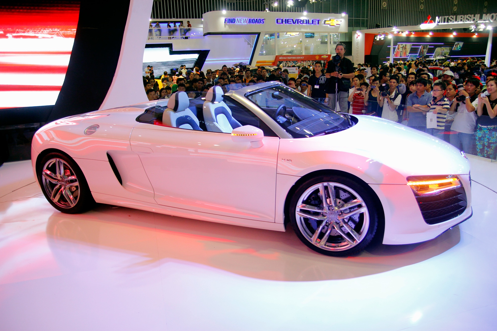 Sieu xe Audi R8 mui tran hut khach o Vietnam Motor Show 2013 hinh anh
