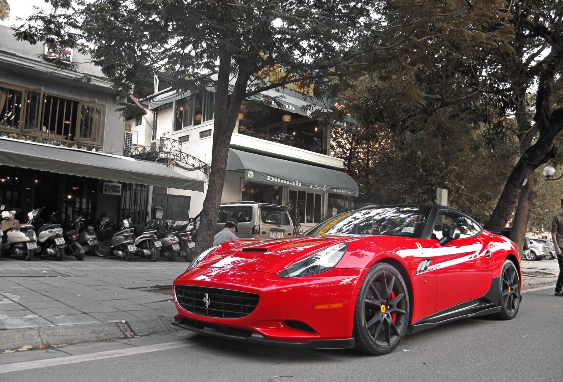 Sieu xe Ferrari California cua chong Ngoc Thach tren pho HN hinh anh