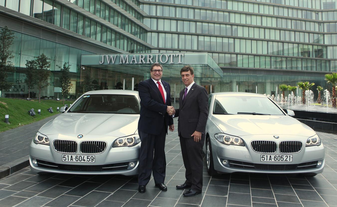 Hai chiec BMW 520i cap ben khach san hang sang o Ha Noi hinh anh