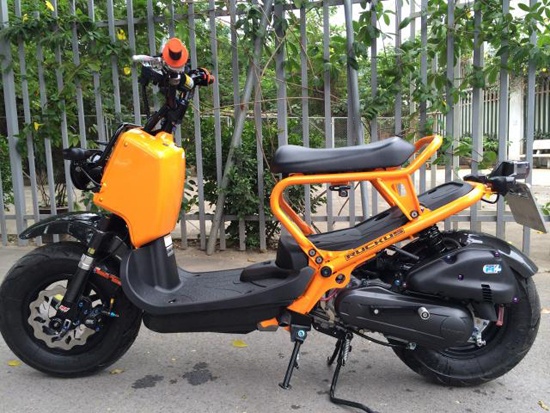 Honda Zoomer len do choi khung o Ha Noi hinh anh