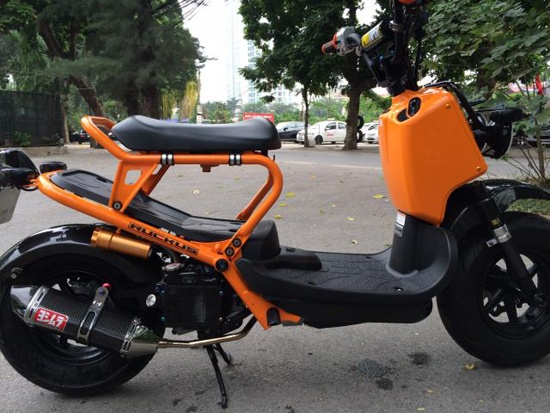 Xem tiep Honda Zoomer len do choi khung o Ha Noi hinh anh