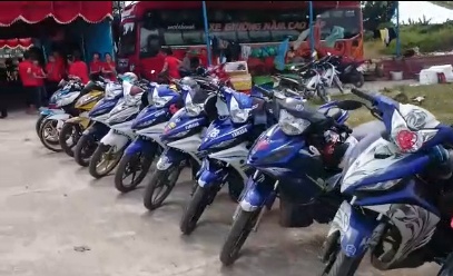 Clip dan xe Exciter dua nu biker den le cuoi o Lam Dong hinh anh