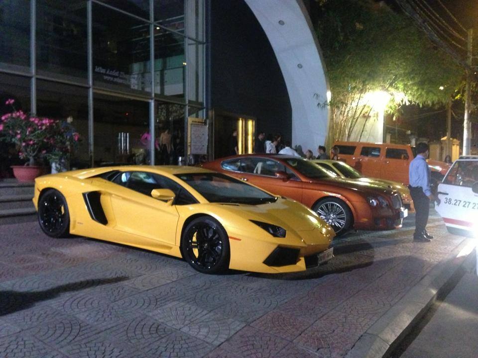Lamborghini Aventador cung dan xe khung tu hop o Sai Gon hinh anh