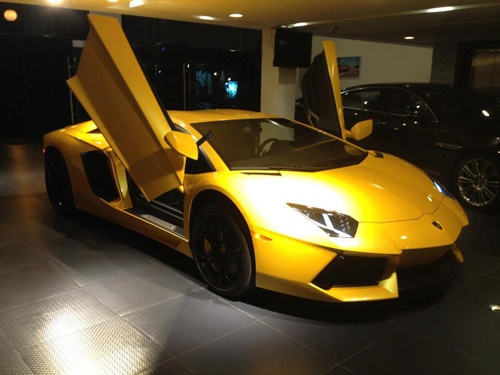 Nhung lan xuat hien hiem hoi cua Aventador mau vang tai VN hinh anh