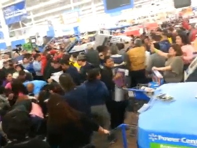 Danh nhau de mua hang giam gia hinh anh