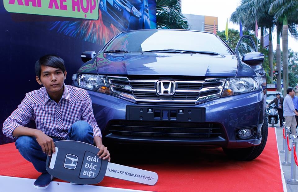 Chang trai ngheo 9X bat ngo trung o to hon nua ty dong hinh anh