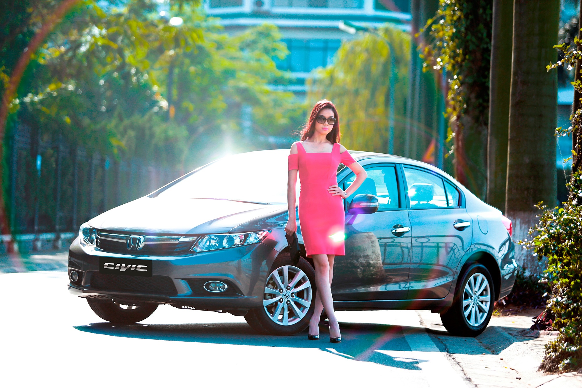Nguoi dep Truong Tung Lan khoe dang ben Honda Civic 2012 hinh anh