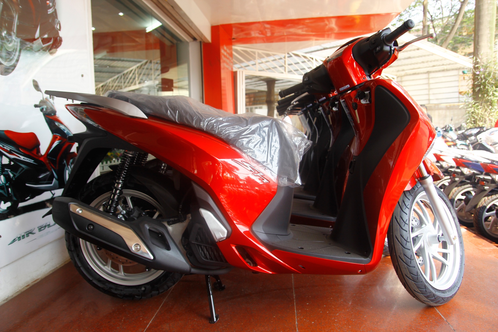 Honda SH mau moi bi doi gia hon 2 trieu dong hinh anh