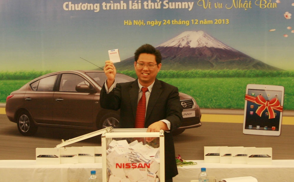 Lai thu xe Nissan Sunny, trung chuyen du lich Nhat Ban hinh anh