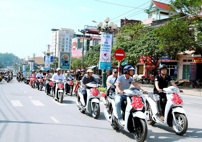 Nhung dam cuoi ruoc dau bang xe may an tuong nhat 2013 hinh anh