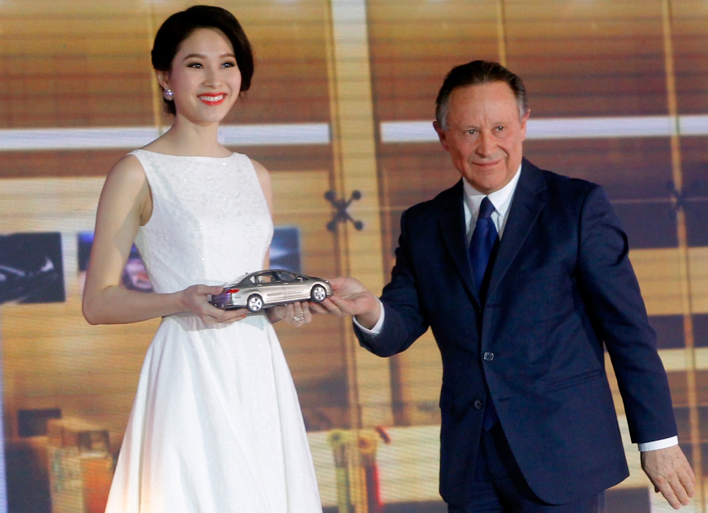 Hoa hau Viet Nam 2012 lam dai su xe Peugeot hinh anh