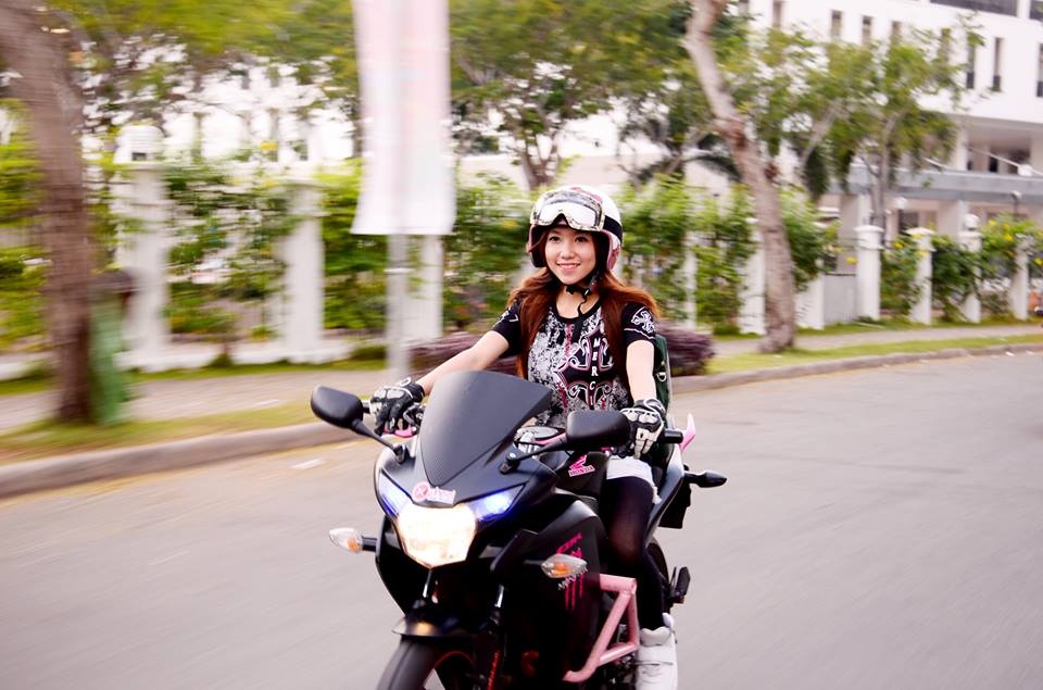 Hot girl 9X Sai thanh dam me xe con tay hinh anh