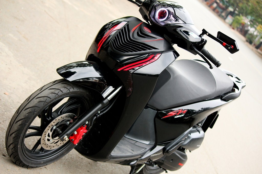 Honda SH 2012 phong cach sieu xe Ferrari o Sai Gon hinh anh