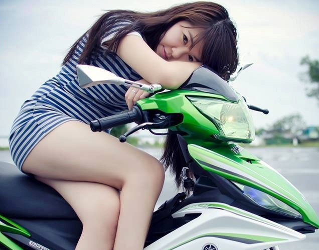 Hinh anh ca tinh ben xe may cua cac thieu nu Viet hinh anh